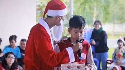Nỗi niềm “ông già Noel” quyên góp giúp trẻ em bất hạnh