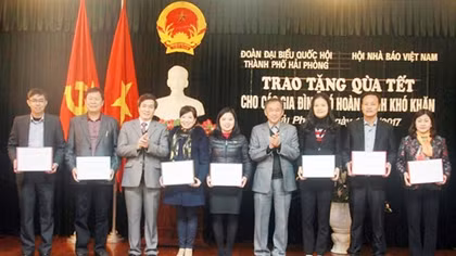 Hội Nhà báo Việt Nam tặng quà Tết ở Hải Phòng