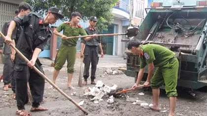 Công an Phú Yên giúp dân khắc phục hậu quả thiên tai mưa lũ