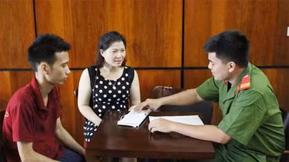 Chủ khách sạn trả 70 triệu đồng cho du khách bỏ quên