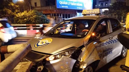 Xe taxi đâm vỡ thành cầu Chương Dương