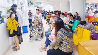 Bệnh viện Ung bướu TP HCM: Mỗi chuyện trò là một thở than