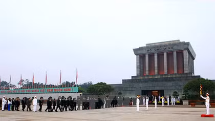 Các nhà ngoại giao Mỹ Latinh vào Lăng viếng Chủ tịch Hồ Chí Minh