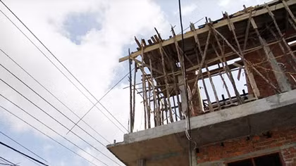 Bị điện giật rơi từ độ cao hơn 10m, một người nguy kịch