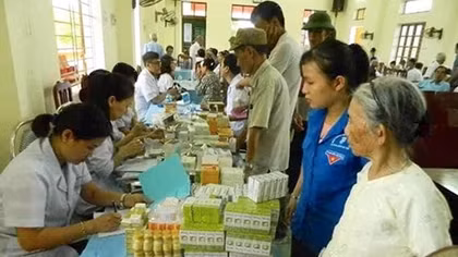 Khám chữa bệnh miễn phí, tặng quà các hộ nghèo, gia đình chính sách