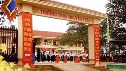 Bé gái rơi xuống bể bơi nhà trường tử vong