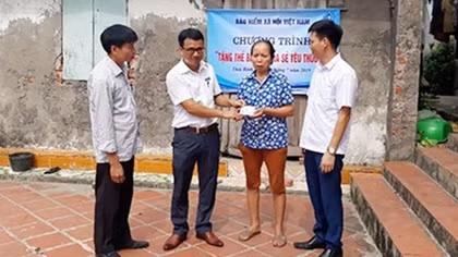 Tặng 300 thẻ bảo hiểm y tế cho người có hoàn cảnh khó khăn