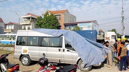 Tàu hỏa tông ô tô khách ở Nam Định
