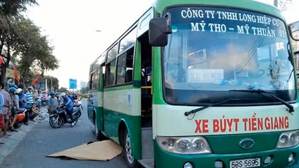 Phụ xe chuyển đồ ngã xuống đường bị xe buýt cán qua người