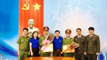 Hai chiến sĩ Công an nhặt được 50 triệu đồng, trả người đánh rơi