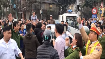 Thưởng nóng vụ bắt giữ đối tượng ngáo đá uy hiếp con tin