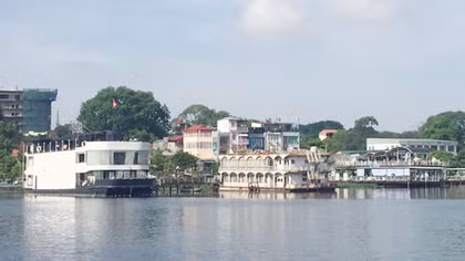 Xung quanh việc khó di dời những sàn nổi ở Hồ Tây