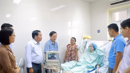 Người thầy xúc động thăm cô học trò từ chối điều trị ung thư để dành sự sống cho con