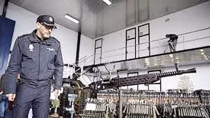 Kho vũ khí khổng lồ núp danh cửa hàng đồ thể thao
