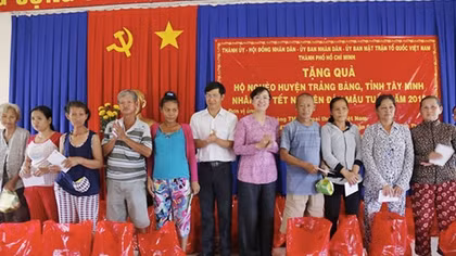 Bàn giao Công trình "Nước ngọt vùng biên" và tặng quà cho nhân dân vùng biên giới