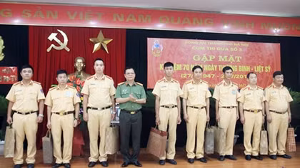 Tri ân, tặng quà các thương binh và thân nhân các liệt sỹ