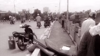 Nghi án kẻ gian trộm xe máy của một phụ nữ nhảy cầu tự vẫn