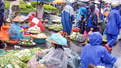 Chợ Tuy Hòa “chạy lũ” lên… trung tâm thành phố