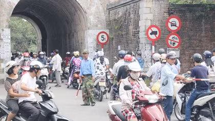 Tổ xe thồ tự quản ở cửa Đông Ba