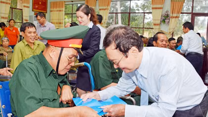MB tặng quà thương binh và người có công ở Trung tâm Long Đất