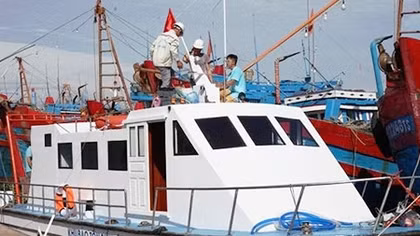 Bàn giao tàu tuần tra cho Ban quản lý Khu bảo tồn biển Lý Sơn