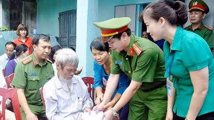 Công an Cẩm Phả bàn giao nhà cho gia đình chính sách