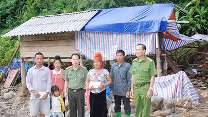 Báo CAND và các nhà hảo tâm: Tình người sau lũ dữ