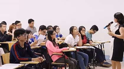 Có nên đào tạo sư phạm như mô hình của sinh viên y khoa?
