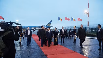 Thủ tướng Nguyễn Xuân Phúc tới thủ đô Buchares, bắt đầu chuyến thăm chính thức Rumania