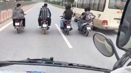Xử lí nhóm thanh niên đi xe máy bỡn cợt, dàn hàng ngang trước đầu ô tô