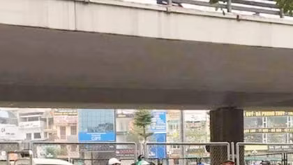 Bất ngờ một thanh niên nhảy từ cầu vượt Ngã Tư Sở xuống đất