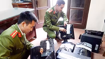 Phá 2 ổ nhóm làm giả giấy tờ khám sức khỏe