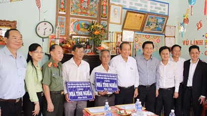 Mang hơi ấm mùa Xuân về với bà con nghèo và gia đình chính sách vùng biên giới Tây Nam