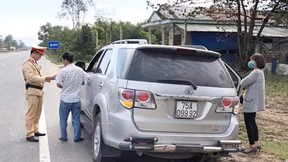 Xe tư nhân “trá hình” xe khách trên tuyến Huế - Đà Nẵng