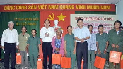 Nghĩa tình trên chiến khu xưa