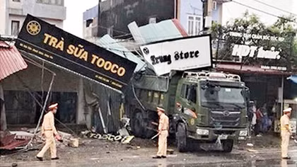 Xe tải tông sập 5 nhà dân, 2 mẹ con thiệt mạng
