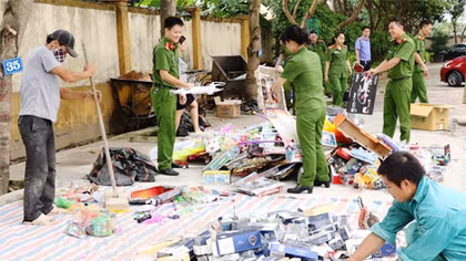 Tiêu hủy hàng lậu trị giá gần 200 triệu đồng