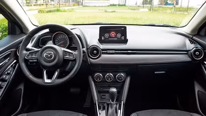 Giới thiệu Mazda2 mới và xe Mazda nội thất sáng màu