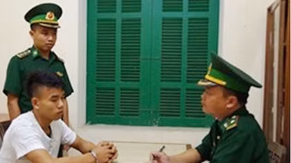 Dùng thuyền máy vận chuyển 1,3 tấn thực phẩm đông lạnh vào Việt Nam