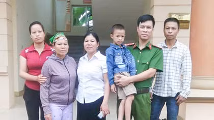 Thượng úy Ngô Quang Nam cứu sống cháu bé dưới dòng lũ