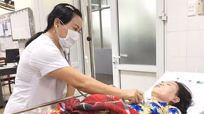 Bị sét đánh ngừng tim, một phụ nữ may mắn thoát chết