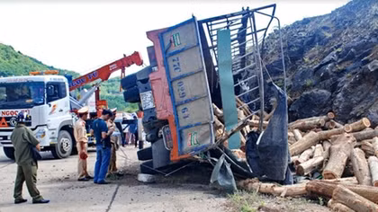 Lật xe tải chở gỗ keo, hai người thương vong