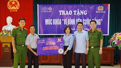 Những chiếc móc khóa “Vì bình yên cuộc sống”