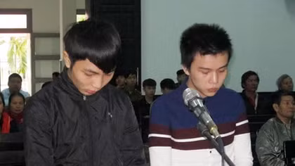  Bị đâm chết vì... ôm bạn gái của người khác ngủ