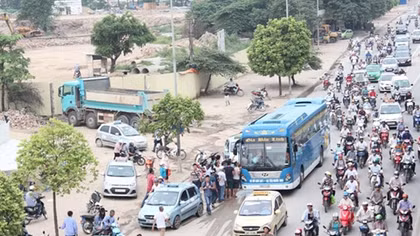 Đề nghị xử lý dứt điểm hai “bến cóc” gần nút giao đại lộ Thăng Long - Khuất Duy Tiến