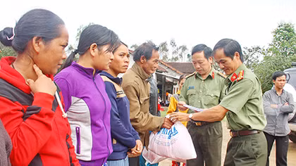  Bòn nơi khố rách đãi nơi quần hồng