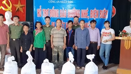 Trao 61 suất quà cho bà con vùng lũ quét Mường Nhé