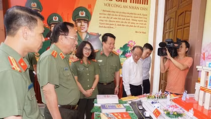 Triển lãm sách “Chủ tịch Hồ Chí Minh với Công an nhân dân”