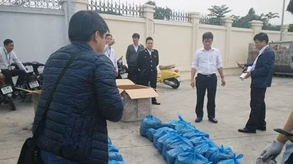 Phát hiện gần 70kg lá khô nghi là lá Khát