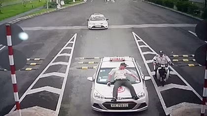 Tàixế taxi “hất" nhân viên an ninh sân bay lên nắp ca-po